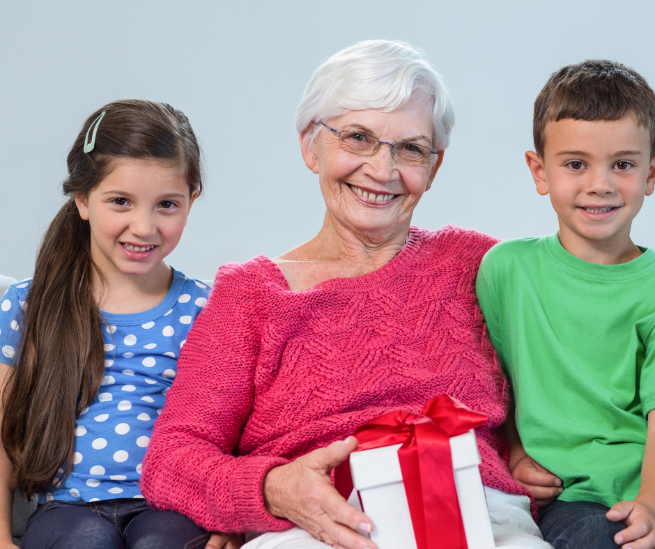"Selon les experts, garder ses petits-enfants stimulerait le bien-être et pourrait prolonger la vie des grands-parents. Découvrez pourquoi."