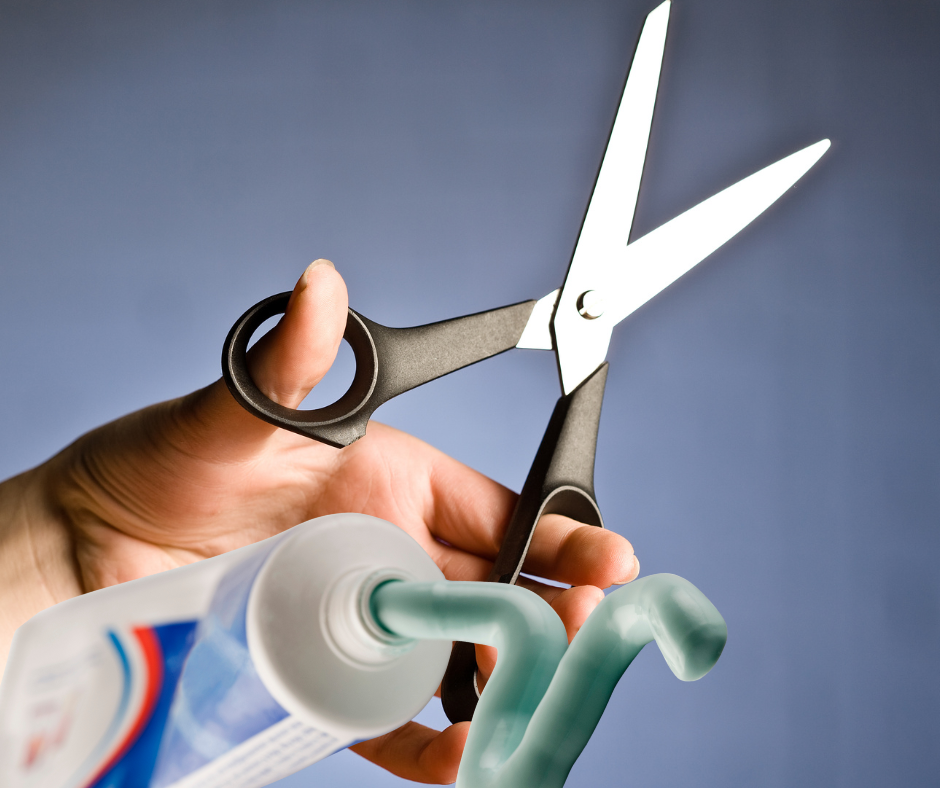 ciseau et dentifrice