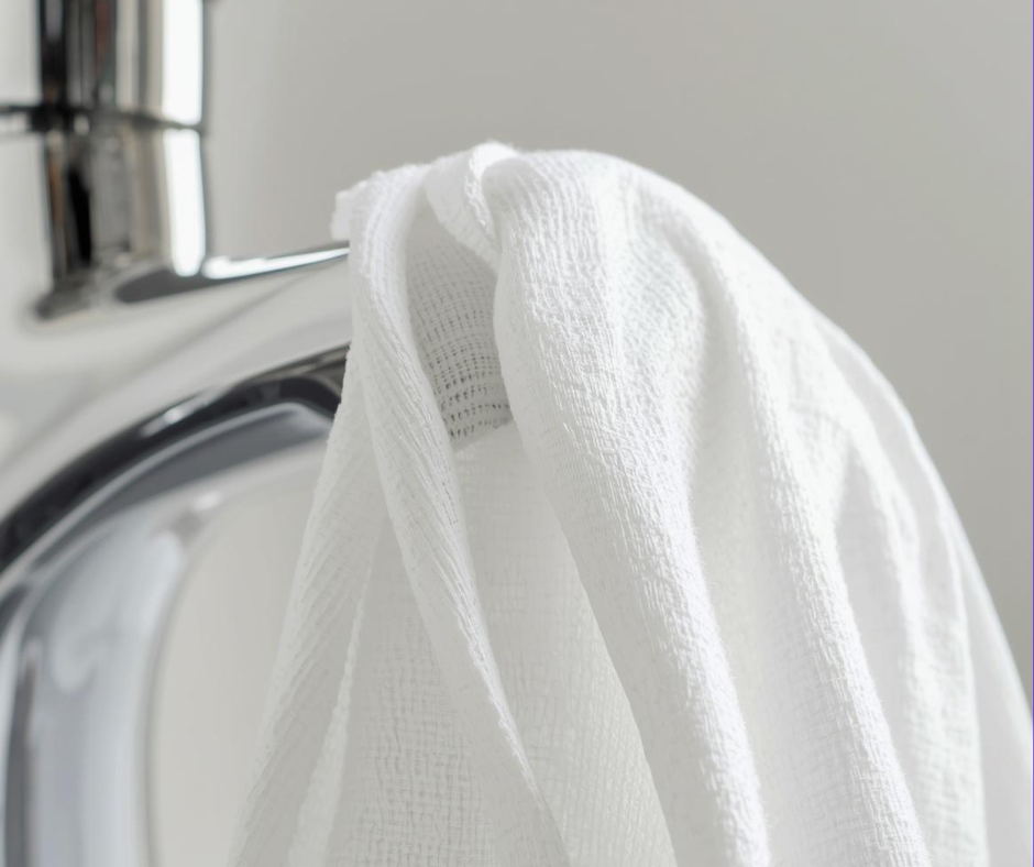 chiffon humide sur un robinet
